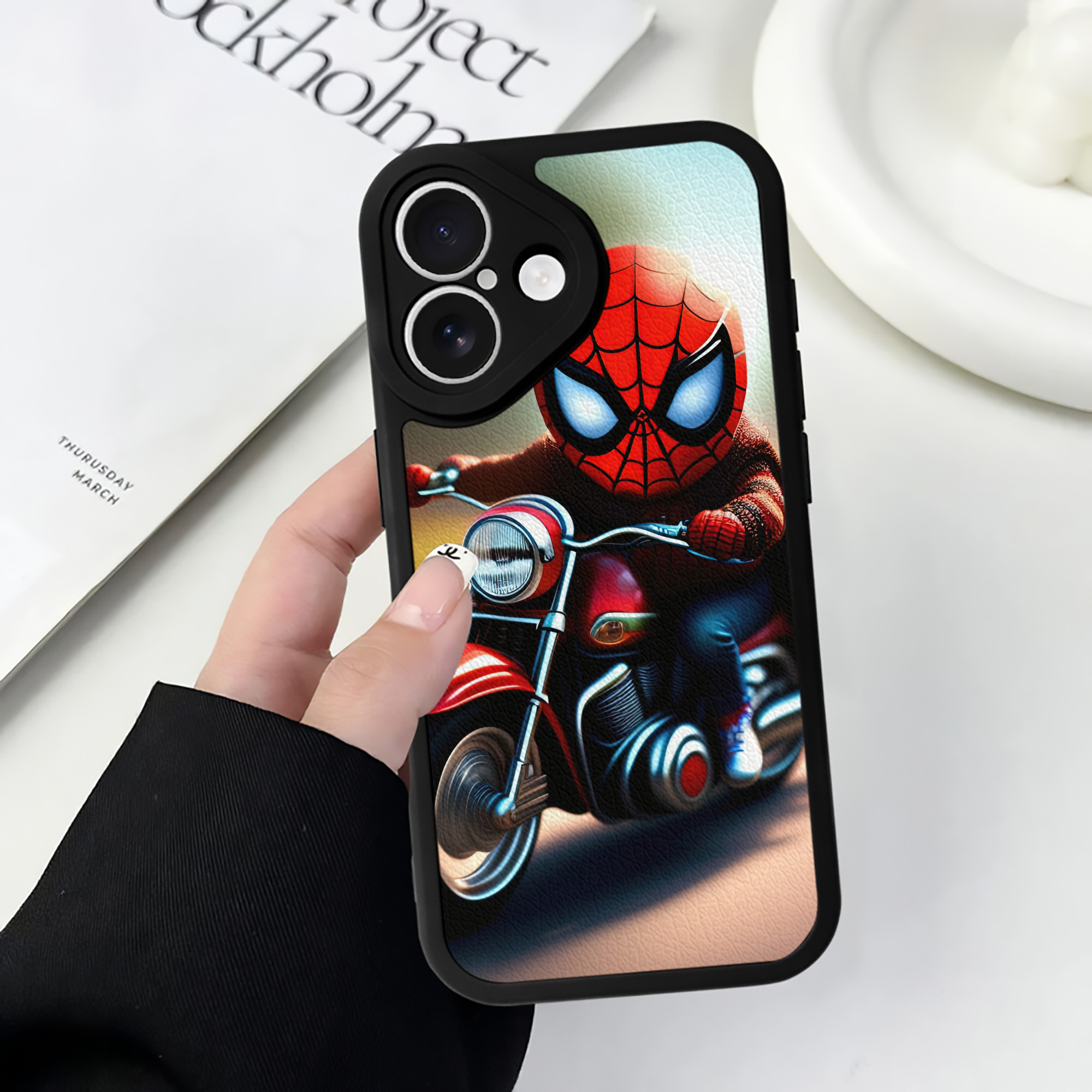 （画像用） Spider Man スパイダーマン 【iPhone 16シリーズ対応】シリコンスマホケース（レザー調） 材質：シリコン